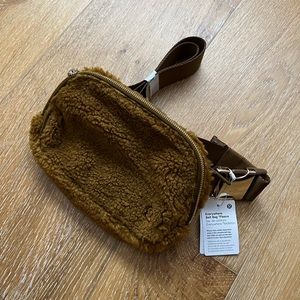 Fleece Lululemon everywhere belt bag burnt caramel